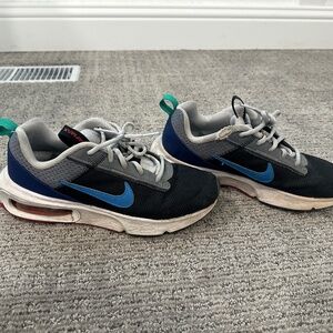 Boys Nike shoes size 6